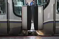 JR西日本の車両で装着が進められている先頭車間転落防止幌。（画像は223系2000番台・225系100番台）
