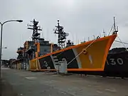 実艦的改造後の元「はまゆき」。舞鶴基地にて。右艦首からの撮影。実艦的としては今までになく派手な塗装となっている。奥に見えているのは「まつゆき」。