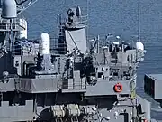 艦橋構造物。高さは低く抑えられており、艦橋天蓋上に上部指揮所が設けられている。