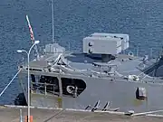 艦尾部分。艦尾暴露部付近に、発電機の排気口（画像右寄りの舷側にある角形構造物）がある。