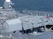 4番艦(あまぎり)から、短SAM弾薬庫からのミサイル自動装填装置が設けられている。奥は護衛艦「せんだい」。