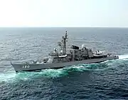 往年の姿。白側幕をつけているため、練習艦隊として行動中の撮影と思われる。搭載機は2世代前の哨戒ヘリ「HSS-2」。