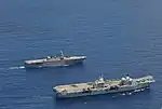 英海軍空母「クイーン・エリザベス」と「いせ」（奥）