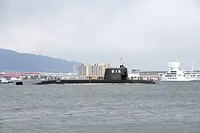 就役後に三菱重工神戸造船所を出港する「じんげい」