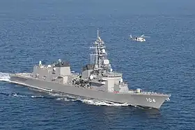 洋上航行中の「きりさめ」。飛行しているのは艦載機の「SH-60K哨戒機」。