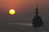 夕日を背に航行する「きりさめ」