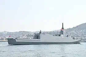 自衛艦旗授与式後、三菱重工業長崎造船所を後にする「みくま」