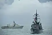 ベトナム海軍フリゲート「ディン・ティエン・ホアン」と日越親善訓練を実施中の「むらさめ」