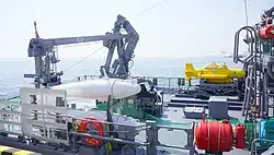 船尾甲板。右舷側には掃海用ダビットと掃海浮標、左舷側には掃討用クレーンが1機あり、PAP-104が格納庫から引き出されている。舷側には横抱き式に展開器が収納されている。