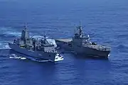 豪海軍補給艦「サプライ」から補給を受ける「おおすみ」