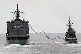 補給艦「おうみ」から洋上補給を受けている「しまゆき」