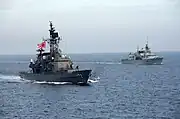 日加共同訓練中の海上自衛隊護衛艦「しまかぜ」と「ウィニペグ」