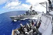 ハイライン訓練のため練習艦「かしま」に近接する「しまゆき」