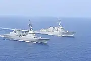 米海軍駆逐艦「マスティン」と共同訓練を実施中の「すずつき」（手前）