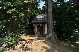 後円部の墳頂に鎮座する神谷稲荷神社