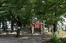 前方部の前にある石の鳥居