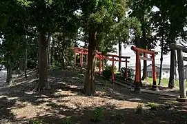 前方部には頂部に向かって朱塗りの鳥居が続く