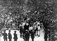 1921年7月2日、試合直前の会場（左）。試合後には号外を求めてニューヨーク・タイムズ本社に1万人以上が殺到（右）
