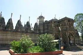 現代のジャイナ教寺院外郭の外側から撮影。中は聖域で撮影禁止。微細な構造がすばらしい。