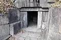 玄門（玄室方向）玄門には門柱・冠木の刳り出しが、玄門前には扉石の刳り込みが認められる。