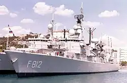 F812 ヤコブ・ファン・ヘームスケルク（手前）艦橋直後のマスト頂点部にZW-06 水上捜索レーダーを搭載している。