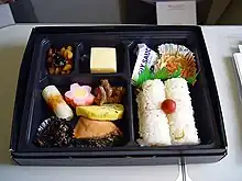 日本航空国内線機内食一例（スーパーシート）廃止されたものであり、画像は過去に運用していたときのもの