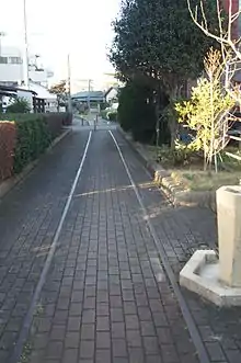 沼津港へ向かう東海道支線（通称：蛇松線）の跡地を転用した遊歩道（蛇松緑道）。昭和63年度手づくり郷土賞（やすらぎとうるおいのある歩道）受賞。