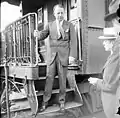 1920年の大統領選挙において、停車中の列車から下車する大統領候補のジェイムズ・コックス