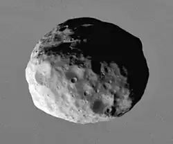 カッシーニが2006年に土星を背景にして撮影したヤヌス。