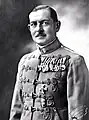 礼装のヤーニ・グスターフ中将。肋骨の意匠が後年のものと異なる（1920年代）