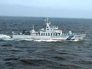 船尾に国旗、マストに海保の旗を掲げたびざん型巡視船 (2代)。