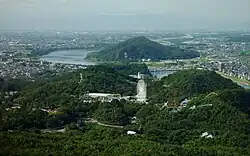継鹿尾山方面から望む日本モンキーパークと木曽川