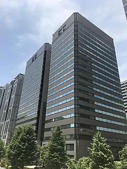公正取引委員会が設置されている中央合同庁舎第6号館B棟(手前)