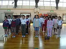 「気をつけ」の姿勢をとる日本の小学生
