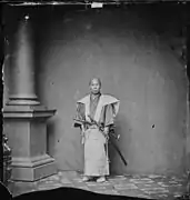 1860-1865年にアメリカ人により撮影された侍の写真大小拵のうち、大刀（打刀）の下緒は緩く垂らし、小刀（脇差）の下緒は差裏に回して帯に挟んでいる
