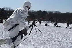 冬季用の白色覆いを使用している