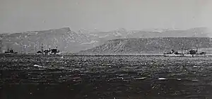 1943年、幌筵沖に停泊する平安丸（画像中央左）。画面右端は帝洋丸（日東汽船、9,850トン）。左端は那智（第五艦隊）