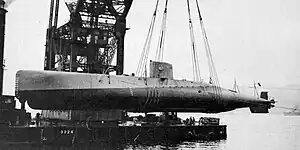 クレーンで進水する第71号艦