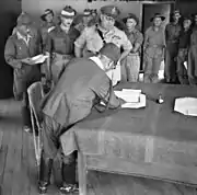 ラブアンにてジョージ・ウートン（英語版）少将に降伏文書を渡す第37軍参謀（参謀長の黒田茂少将と思われる）