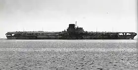 東京湾にて公試航行中の信濃(1944年11月11日)。取り舵をとっているため、右舷に傾斜している。