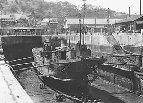 入渠整備中の運輸省掃海艦 哨特第百三十五号(1948年4月17日、三菱重工業下関造船所)