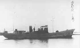 第三十二号哨戒特務艇撮影年月日不明のため、艦名が哨特第三十二号の可能性もある。なお本艇が大湊に繋留されていたのは1947年2月から6月22日までの間だけで、哨特第三十二号の艦名だったのは同年2月8日から4月15日の間である。(1947年2月-6月、大湊)