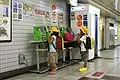カラフルなレインブーツ（写真左の人物）
