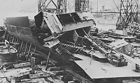 船台上で放置された満月(1947年5月、佐世保船舶工業)
