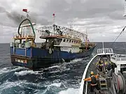 中国虎網漁船に強行接舷拿捕を試みる水産庁取締船（平成25年2月）