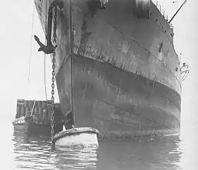 1943年7月27日、横須賀に停泊中の「風早」艦首部分#日本海軍全艦艇史864頁。
