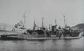 1947年春、佐世保に停泊の「粟島」(手前)#日本海軍護衛艦艇史(1996)p.96