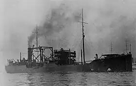 大正末頃、運送艦(給油)時代の神威。後部の四角い枠状の構造物は燃料用石炭の揚搭設備#海軍艦艇史3p.224