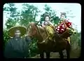 女性二人を乗せた馬。