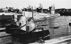 戦後撮影された波百一型潜水艦左から順に波101、波104、波102手前には海龍が3隻繋留されている(1945年12月8日写真の撮影日は世界の艦船『日本潜水艦史』(1993)p. 89、世界の艦船『日本潜水艦史』(2013)p. 107(こちらは別アングルからの撮影)、福井静夫『写真 日本海軍全艦艇史』下巻p. 691でそれぞれ1945年12月8日としているが、それぞれの書のp. 88、p. 106、資料篇 p. 艦歴表18ではいずれも「(昭和)20年10月清水で処分」と記述しており、同じ書籍中で写真の撮影年月日と海没処分年月との相関がとれていない。、横須賀港)